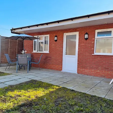 Garden 1-bed Flat 30min To Downtown & Free Parking Apartment