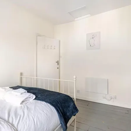 Camden - 3 Bedrooms - Sleeps 6 - Near Underground Apartment *
