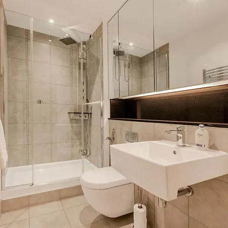 Upscale 3br W Balcony, 3min Railway Station * London