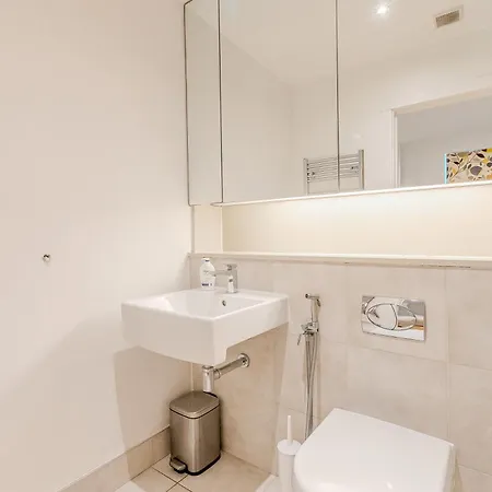 Upscale 3br W Balcony, 3min Railway Station Apartment