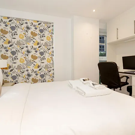 Apartment Upscale 3br W Balcony, 3min Railway Station London