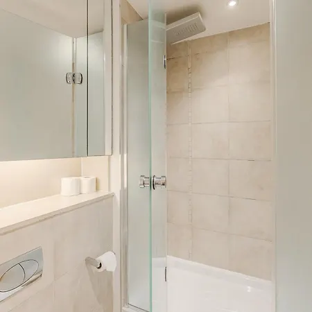 Upscale 3br W Balcony, 3min Railway Station * London