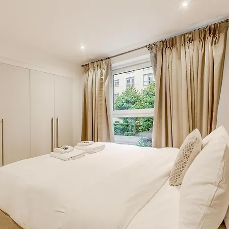 Upscale 3br W Balcony, 3min Railway Station