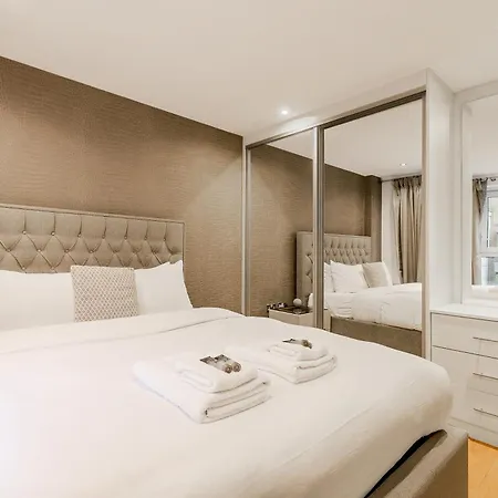 Upscale 3br W Balcony, 3min Railway Station Apartment