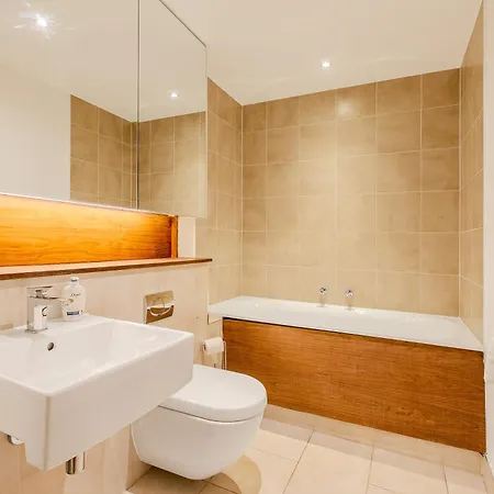 Upscale 3br W Balcony, 3min Railway Station * London