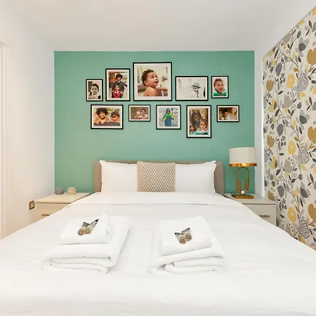 Upscale 3br W Balcony, 3min Railway Station Apartment *