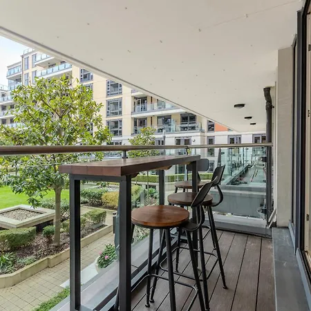 Apartment Upscale 3br W Balcony, 3min Railway Station *