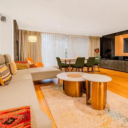 Upscale 3br W Balcony, 3min Railway Station Apartment London