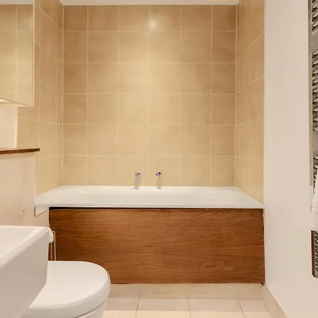 Upscale 3br W Balcony, 3min Railway Station Apartment
