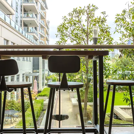 Upscale 3br W Balcony, 3min Railway Station Apartment *