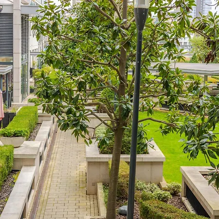 Apartment Upscale 3br W Balcony, 3min Railway Station *