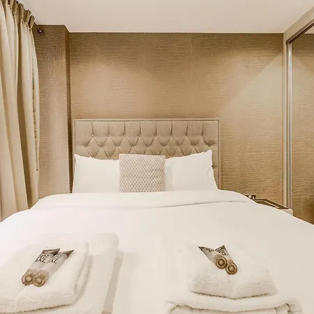 Upscale 3br W Balcony, 3min Railway Station * London