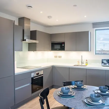 4 Guests - Close Airport - 25min *