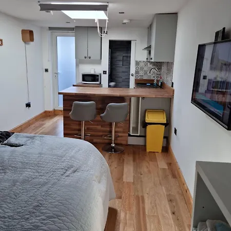 Studio Apartman Raynes Park
