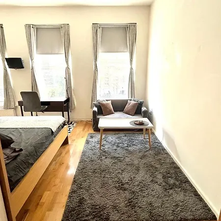 Flat In Centre Of Apartment London