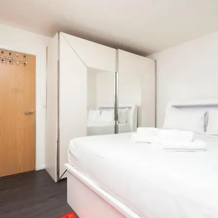 Modernized 1-bedroom Flat In Croydon