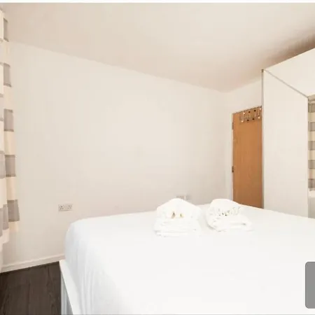 Modernized 1-bedroom Flat In * Croydon