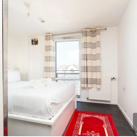 Modernized 1-bedroom Flat In