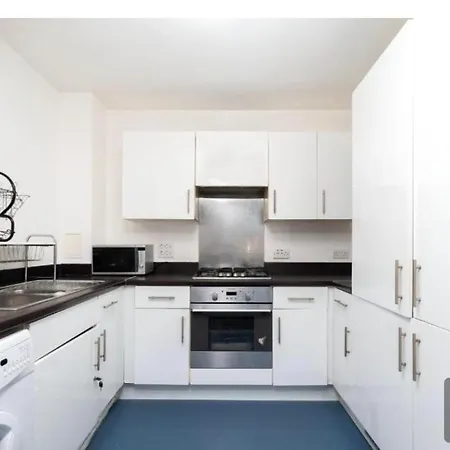 Modernized 1-bedroom Flat In