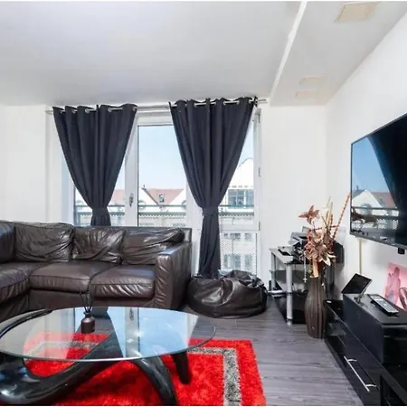 Modernized 1-bedroom Flat In Apartment *