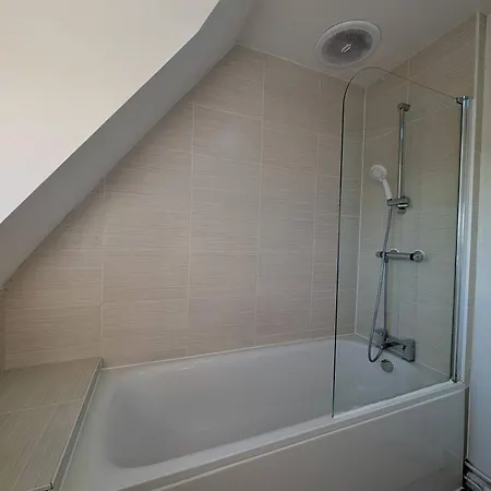 Chic Private In Shared Flat Free Parking Apartment *