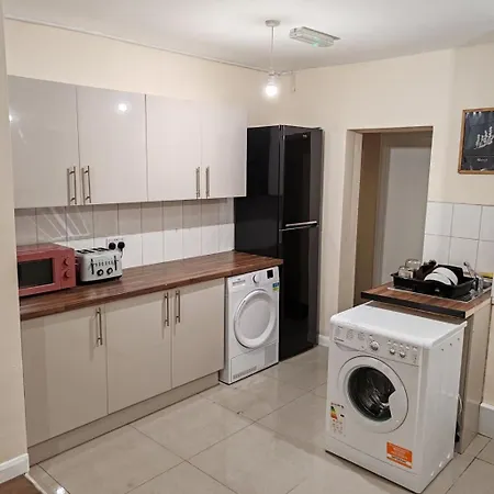 Cosy Single With A Desk * Hounslow