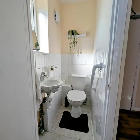 Cosy Double In Town Centre Apartment *