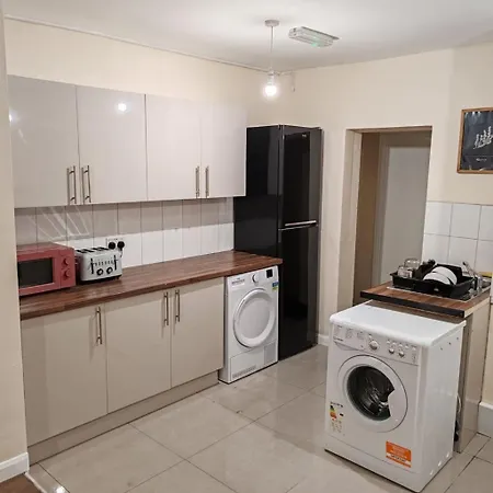 Cosy Double In Town Centre Apartment Hounslow