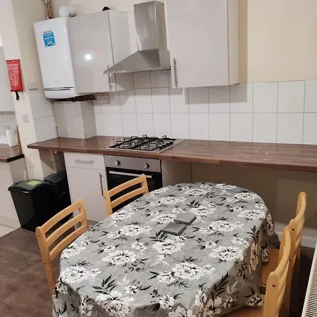 Cosy Double In Town Centre Apartment