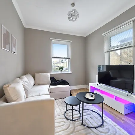 Apartment Stunning Two Bed In West Lnd, Near Train Station
