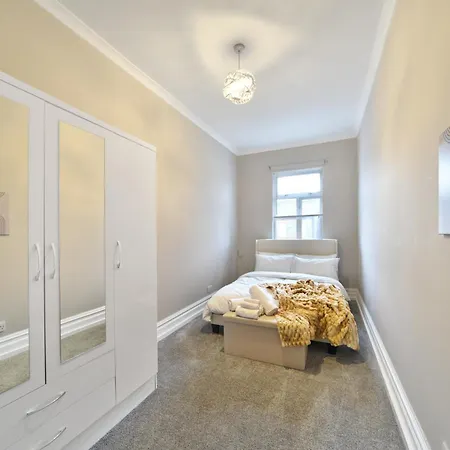 Apartment Stunning Two Bed In West Lnd, Near Train Station