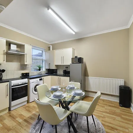 Apartment Stunning Two Bed In West Lnd, Near Train Station *
