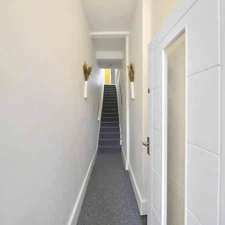 Apartment Stunning Two Bed In West Lnd, Near Train Station Hanwell
