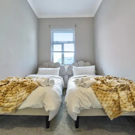 Apartment Stunning Two Bed In West Lnd, Near Train Station