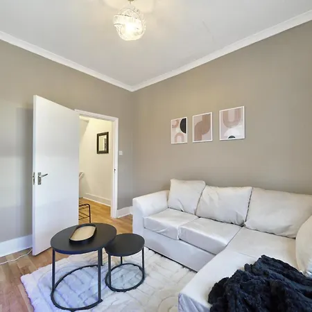 Stunning Two Bed In West Lnd, Near Train Station *