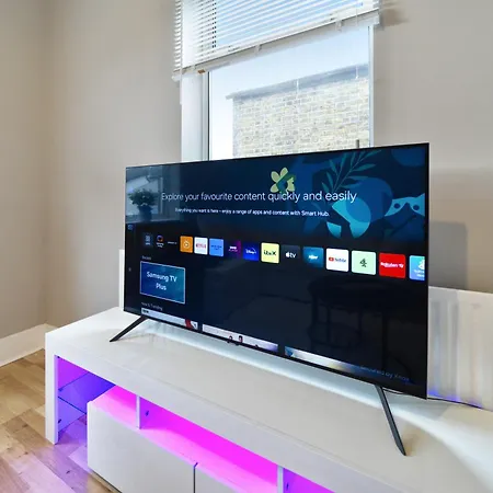 Stunning Two Bed In West Lnd, Near Train Station Apartment