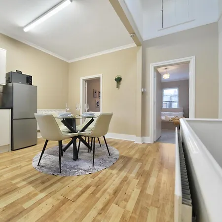 Apartment Stunning Two Bed In West Lnd, Near Train Station *
