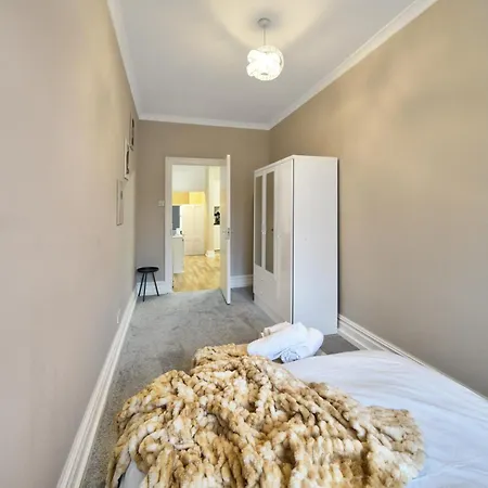 Stunning Two Bed In West Lnd, Near Train Station