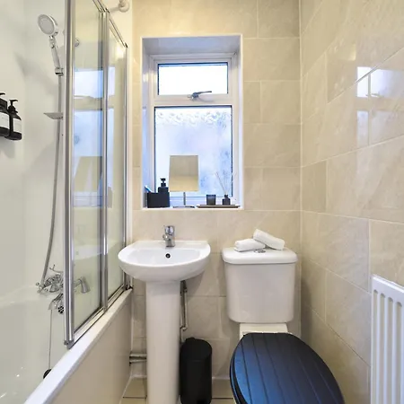 Stunning Two Bed In West Lnd, Near Train Station Apartment