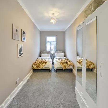 Apartment Stunning Two Bed In West Lnd, Near Train Station *