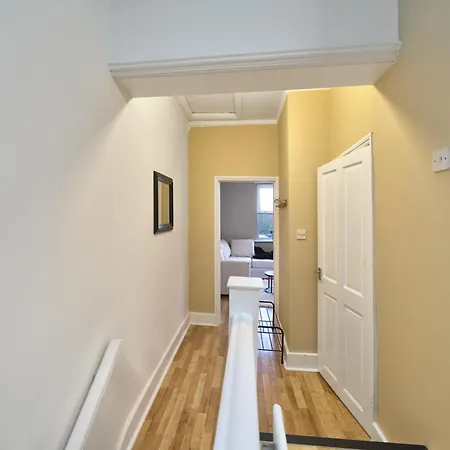 Stunning Two Bed In West Lnd, Near Train Station Apartment Hanwell