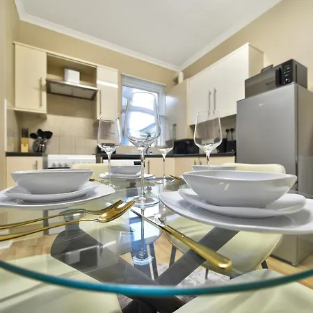 Stunning Two Bed In West Lnd, Near Train Station Apartment
