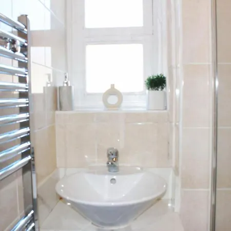 Cozy 2 Bedrooms Apartment- Vauxhall, Oval & Nine Elms Apartment *