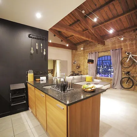Luxurious Docklands Loft - Steps Away From Excel & Dlr - Free Parking *