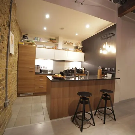 Luxurious Docklands Loft - Steps Away From Excel & Dlr - Free Parking Apartment *