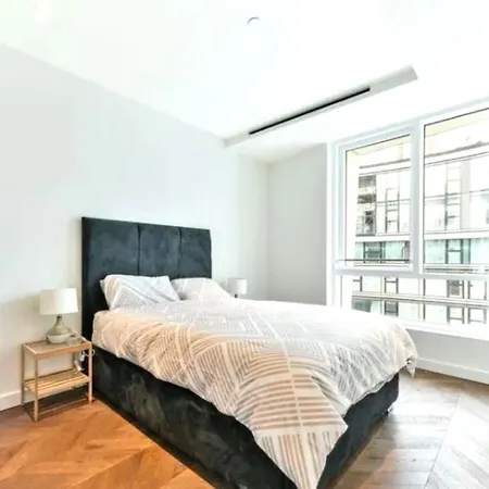 Battersea 2 Bed Riverside Apartment *