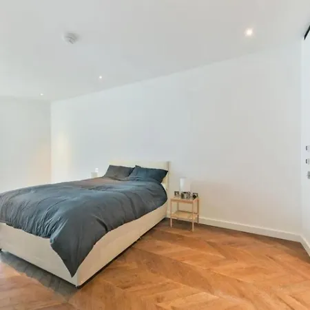 Battersea 2 Bed Riverside London