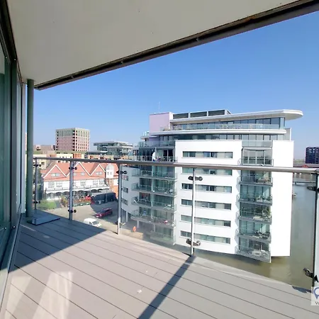 Free Parking - Serviced Two Bed London Docklands Apartment