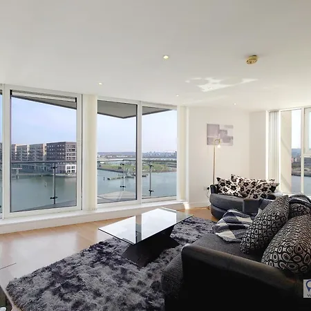 Free Parking - Serviced Two Bed London Docklands