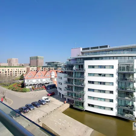 Free Parking - Serviced Two Bed London Docklands Apartment